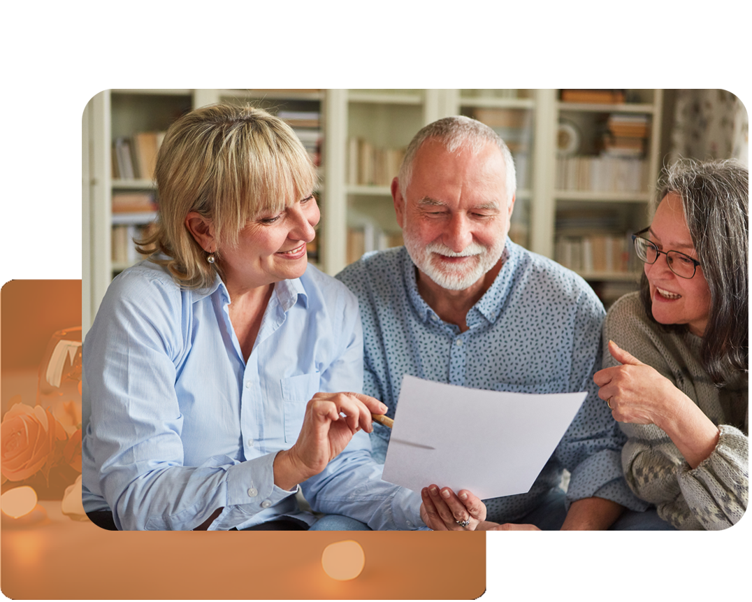 Bestattunngsvorsorge wird einem älteren Paar erklärt.